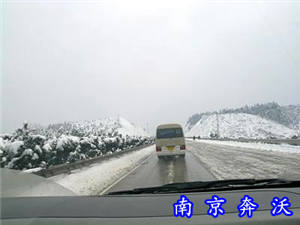 2007年公司參加江蘇電力救援車支援湖南郴州?。▓D）